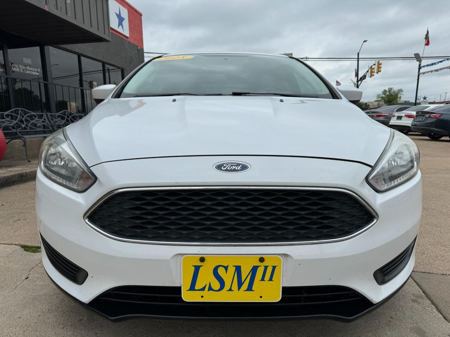 2018 WHITE /Gray FORD FOCUS SE 4dr Hatchback (1FADP3K25JL) with an 2.0L I4 engine, Automatic 6-Speed transmission, located at 5900 E. Lancaster Ave., Fort Worth, TX, 76112, (817) 457-5456, 0.000000, 0.000000 - This is a 2018 Ford Focus SE 4dr Hatchback that is in excellent condition. There are no dents or scratches. The interior is clean with no rips or tears or stains. All power windows, door locks and seats. Ice cold AC for those hot Texas summer days. It is equipped with a CD player, AM/FM radio, AUX p - Photo#1